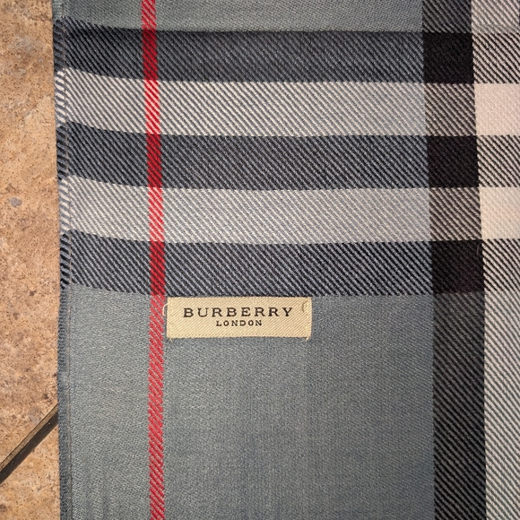 Burberry Nova Check Large Shawl/Scarf - Picture 6 of 8